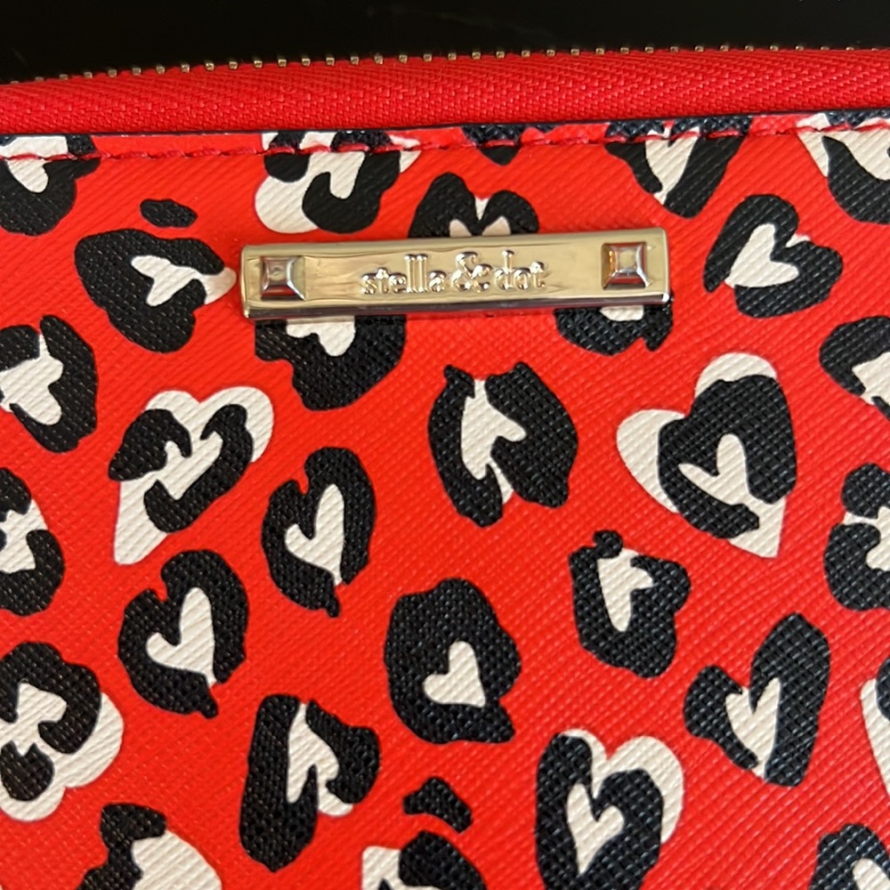 Stella & Dot Heart Shape Animal Print Wallet - Picture 2 of 11